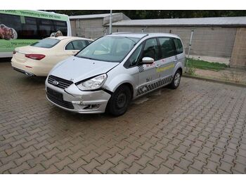 Personenwagen Ford Galaxy mit Wildschaden