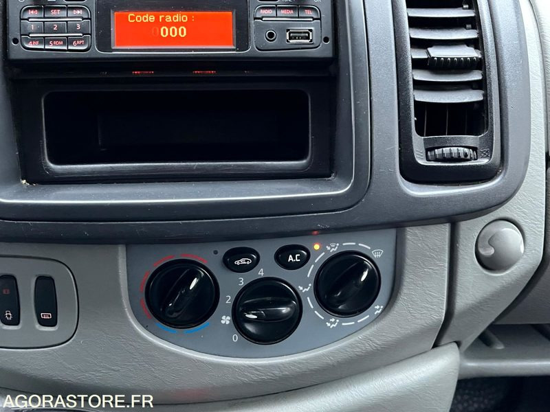 Gesloten bestelwagen RENAULT TRAFIC L2H1 - 2013 / 202 310 KM