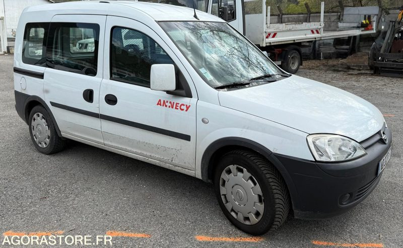 Kleine bestelwagen AD377FT- Fourgonnette OPEL COMBO GNV