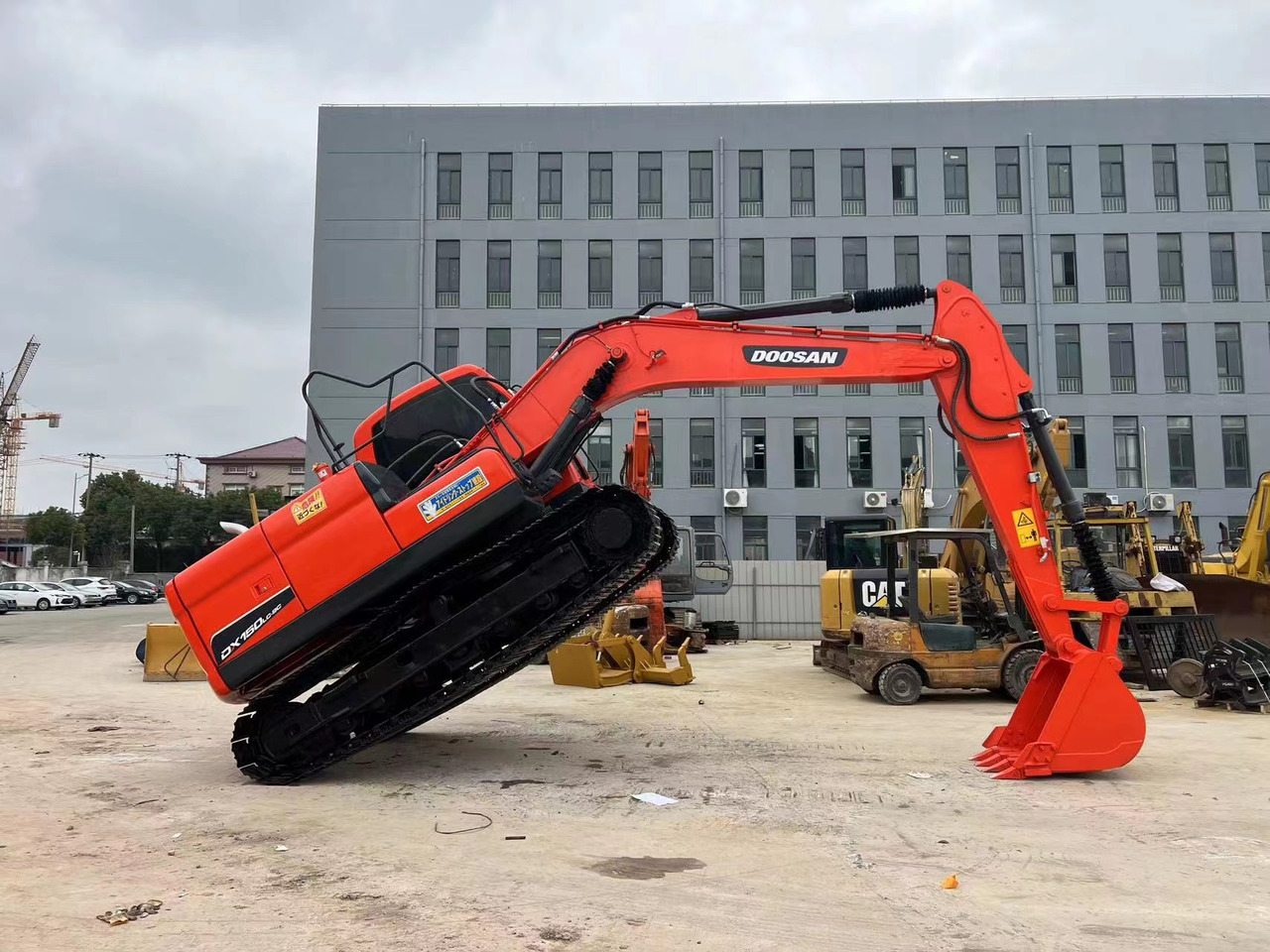 Rupsgraafmachine 2021 made in Korea Good performance High quality used excavator DOOSAN DH150LC-9 good condition in stock on sale: afbeelding 4