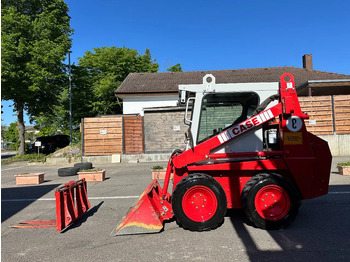 Compacte rupslader Case 1825 4x4 KOMPAKT / UNILADER mit Schaufel / Gabel