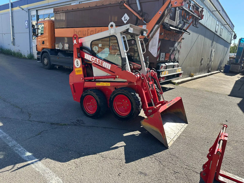 Compacte rupslader Case 1825 4x4 KOMPAKT / UNILADER mit Schaufel / Gabel