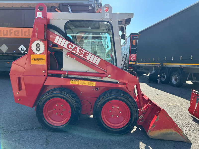 Compacte rupslader Case 1825 4x4 KOMPAKT / UNILADER mit Schaufel / Gabel