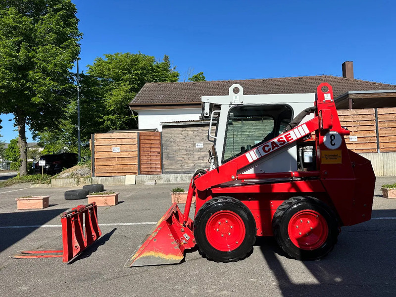 Compacte rupslader Case 1825 4x4 KOMPAKT / UNILADER mit Schaufel / Gabel