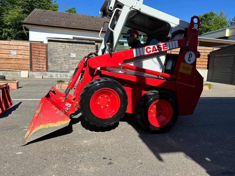 Compacte rupslader Case 1825 4x4 KOMPAKT / UNILADER mit Schaufel / Gabel