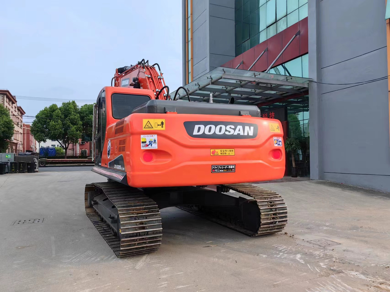 Rupsgraafmachine DOOSAN used excavator DX225LC-9 more videos and pictures of details and cab welcome to inquire: afbeelding 4