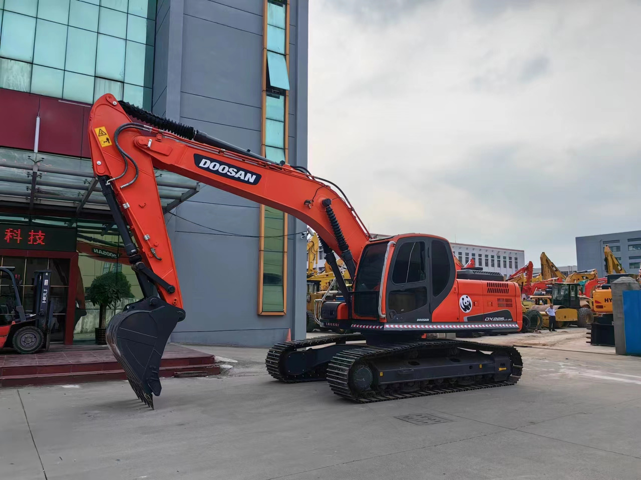 Rupsgraafmachine DOOSAN used excavator DX225LC-9 more videos and pictures of details and cab welcome to inquire: afbeelding 6