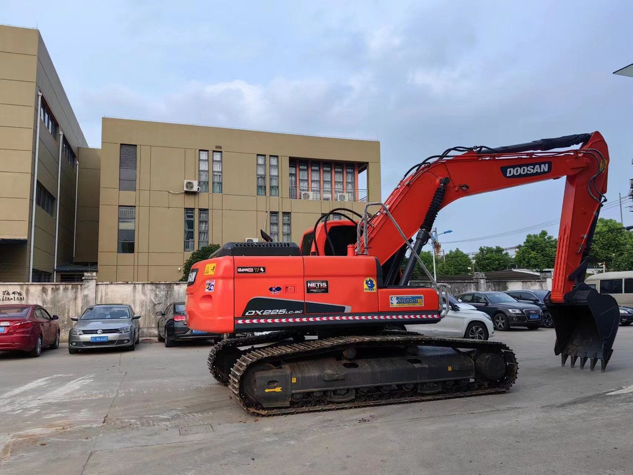 Rupsgraafmachine DOOSAN used excavator DX225LC-9 more videos and pictures of details and cab welcome to inquire: afbeelding 10