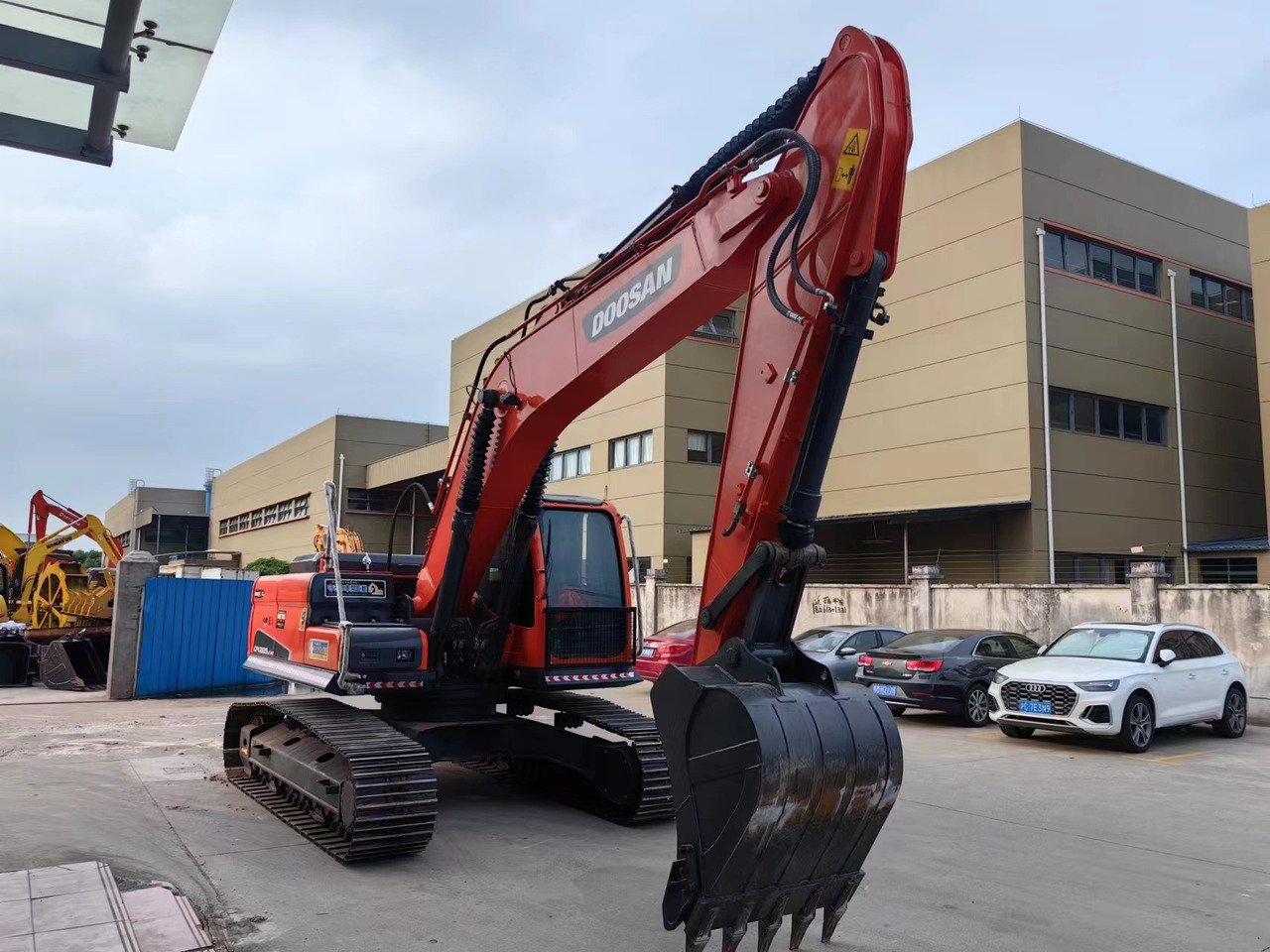 Rupsgraafmachine DOOSAN used excavator DX225LC-9 more videos and pictures of details and cab welcome to inquire: afbeelding 8