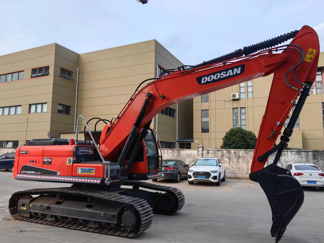 Rupsgraafmachine DOOSAN used excavator DX225LC-9 more videos and pictures of details and cab welcome to inquire: afbeelding 9