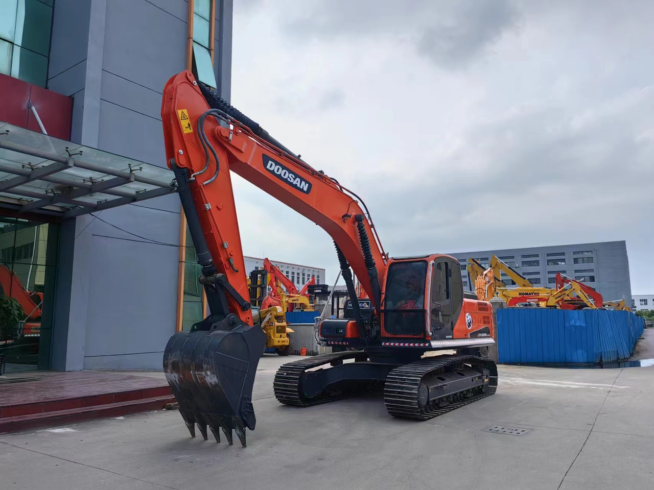 Rupsgraafmachine DOOSAN used excavator DX225LC-9 more videos and pictures of details and cab welcome to inquire: afbeelding 5