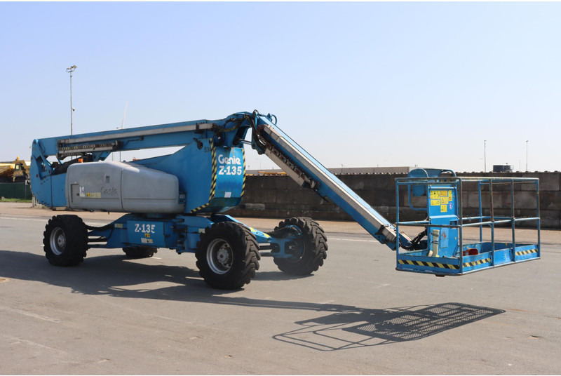 Knikarmhoogwerker Genie Z135