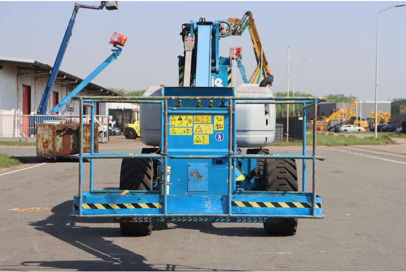 Knikarmhoogwerker Genie Z135