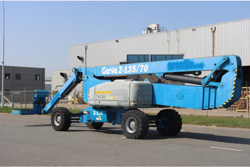 Knikarmhoogwerker Genie Z135