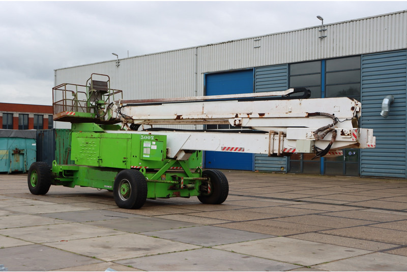 Knikarmhoogwerker JLG 150 HAX