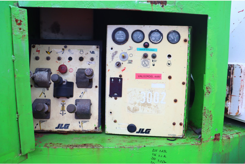 Knikarmhoogwerker JLG 150 HAX