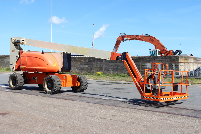 Knikarmhoogwerker JLG 800AJ