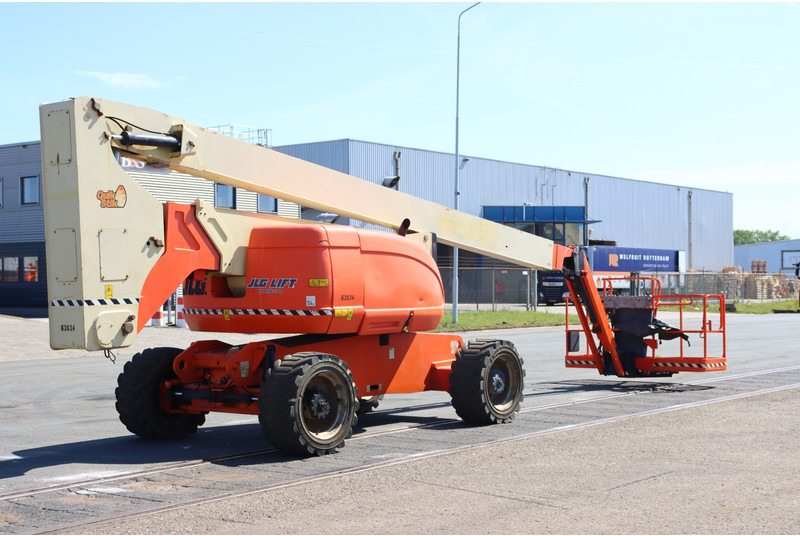 Knikarmhoogwerker JLG 800AJ