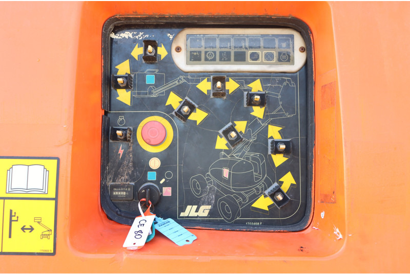 Knikarmhoogwerker JLG 800AJ