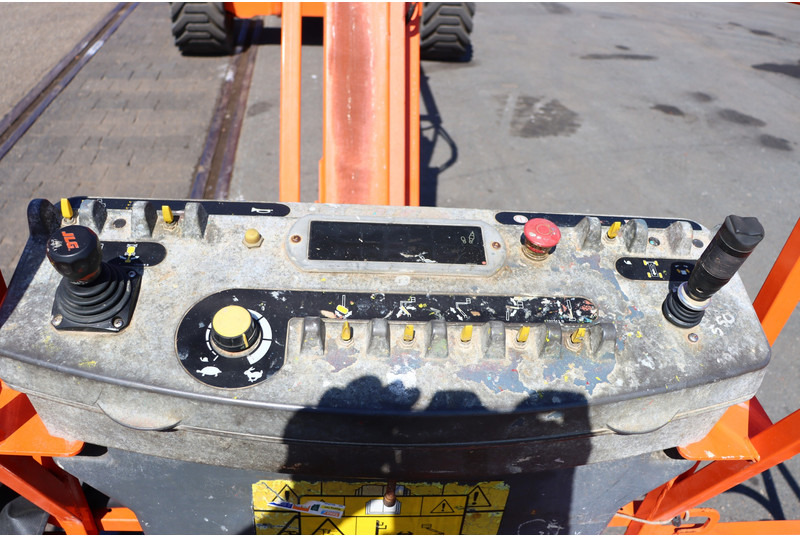 Knikarmhoogwerker JLG 800AJ