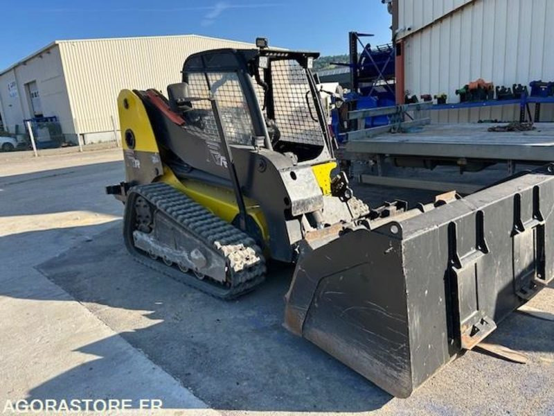 Lader SKID JCB T190 2007 1150 HRS AVEC GODETS, FOURCHE ET TOMBEREAU