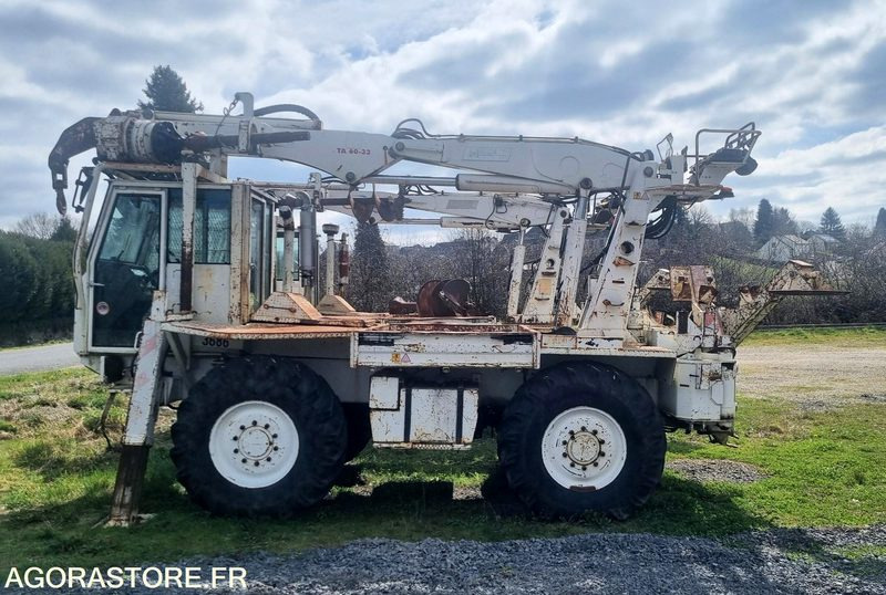Bouwmachine MACHINE A PLANTER LES POTEAUX - RISA CHALLENGER - 2001 - 3950heures