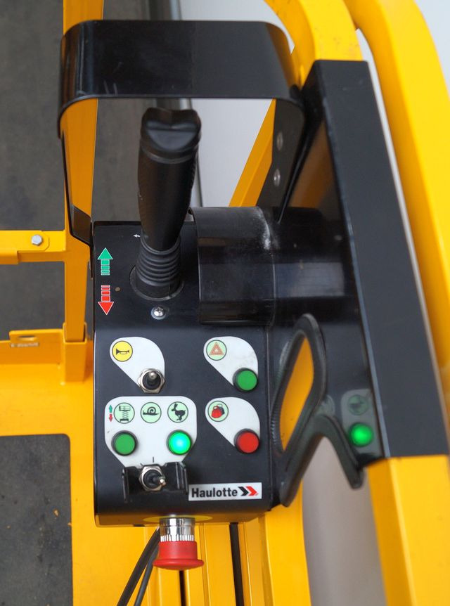 Schaarlift Haulotte Compact 12