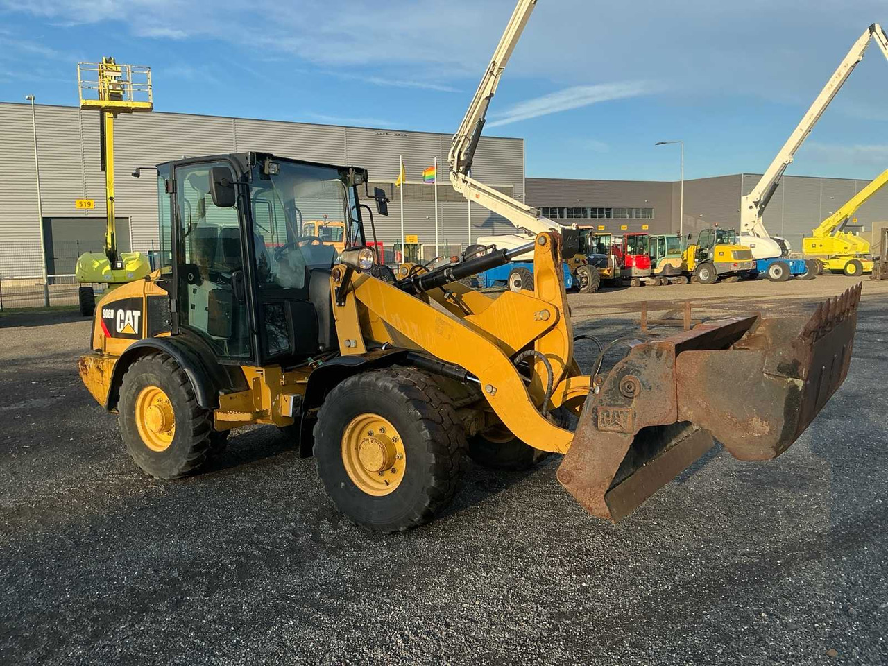 Wiellader 2011 CATERPILLAR 906H SHOVEL