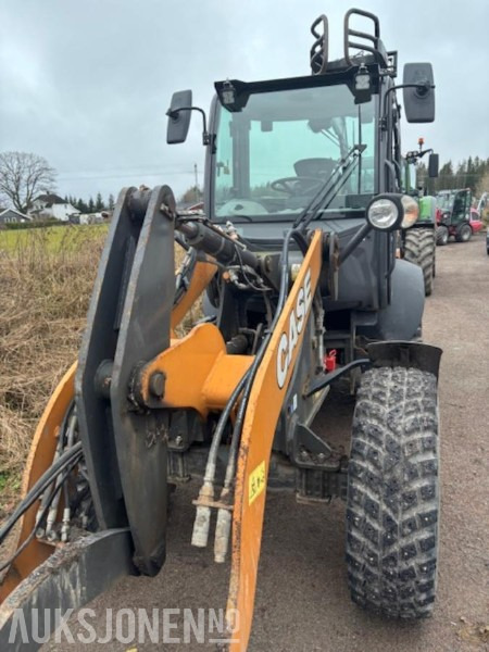 Wiellader 2018 Case 321F hjullaster - Universalskuffe - Hydraulisk pallegafler - Stark relax v-plog - kun 1798 timer