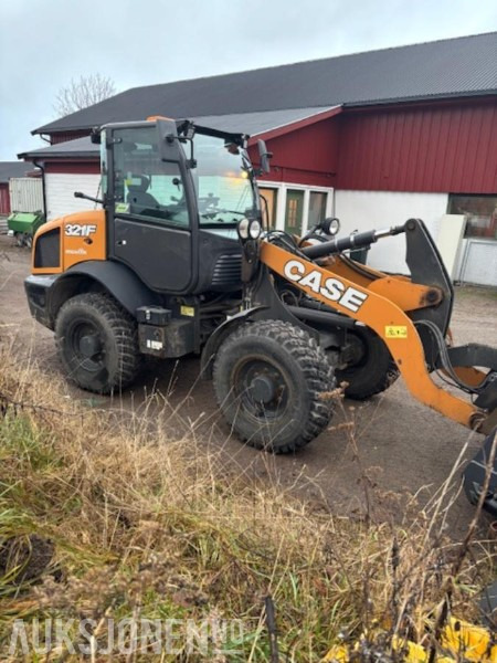 Wiellader 2018 Case 321F hjullaster - Universalskuffe - Hydraulisk pallegafler - Stark relax v-plog - kun 1798 timer