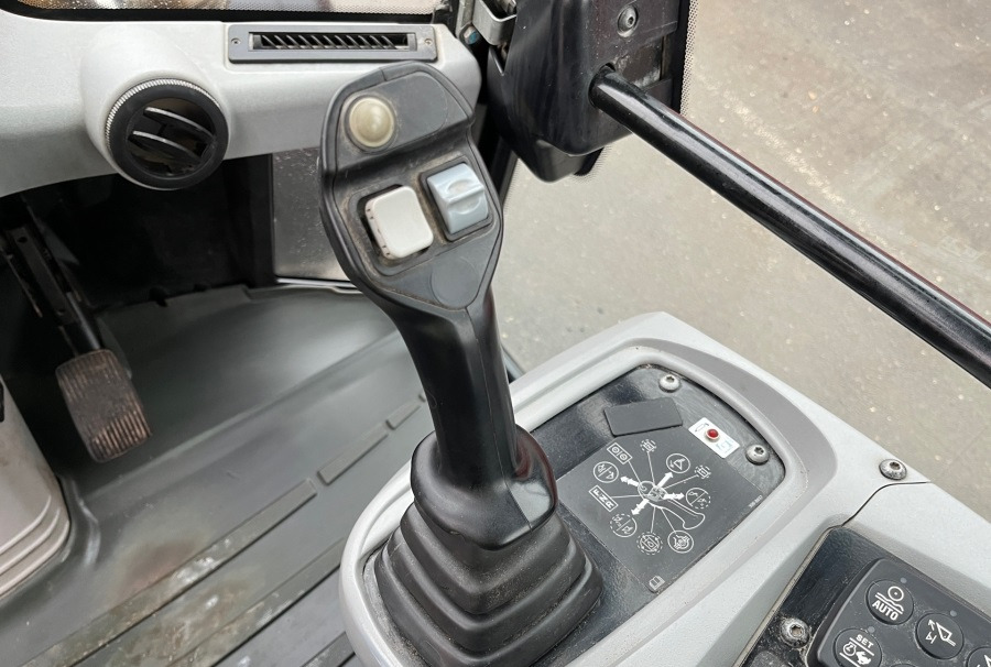 Wiellader CATERPILLAR 908 M