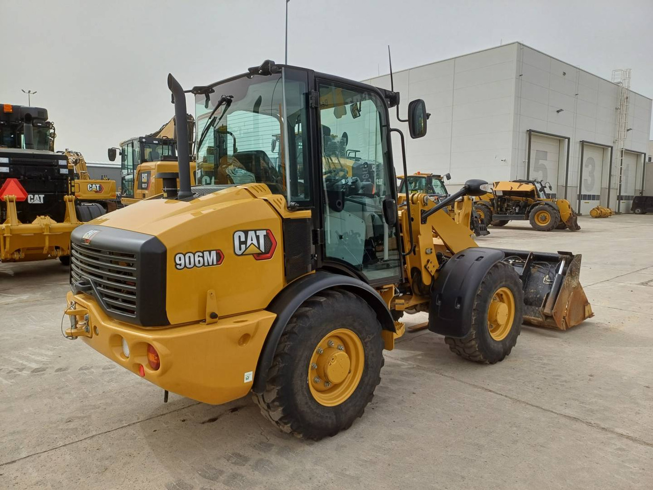 Wiellader CAT 906M