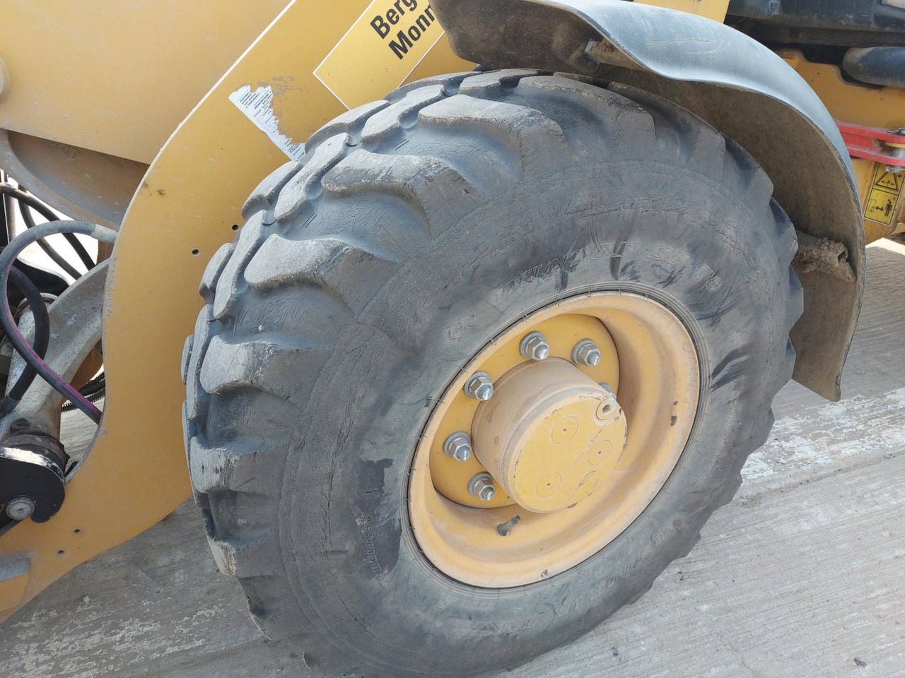 Wiellader CAT 906M