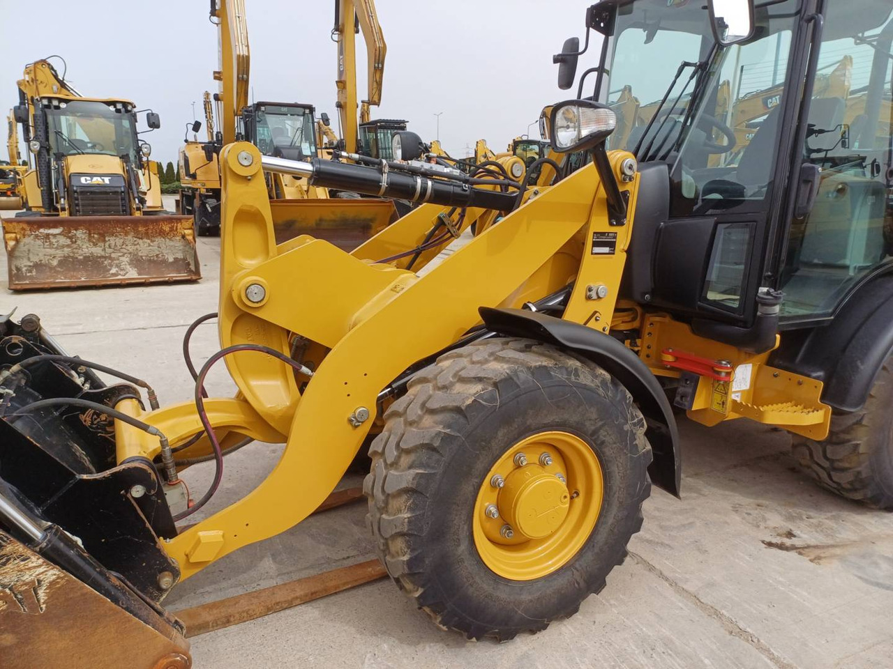 Wiellader CAT 906M