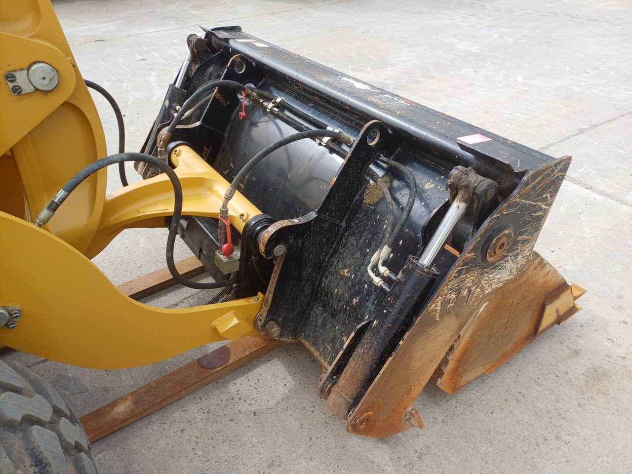 Wiellader CAT 906M