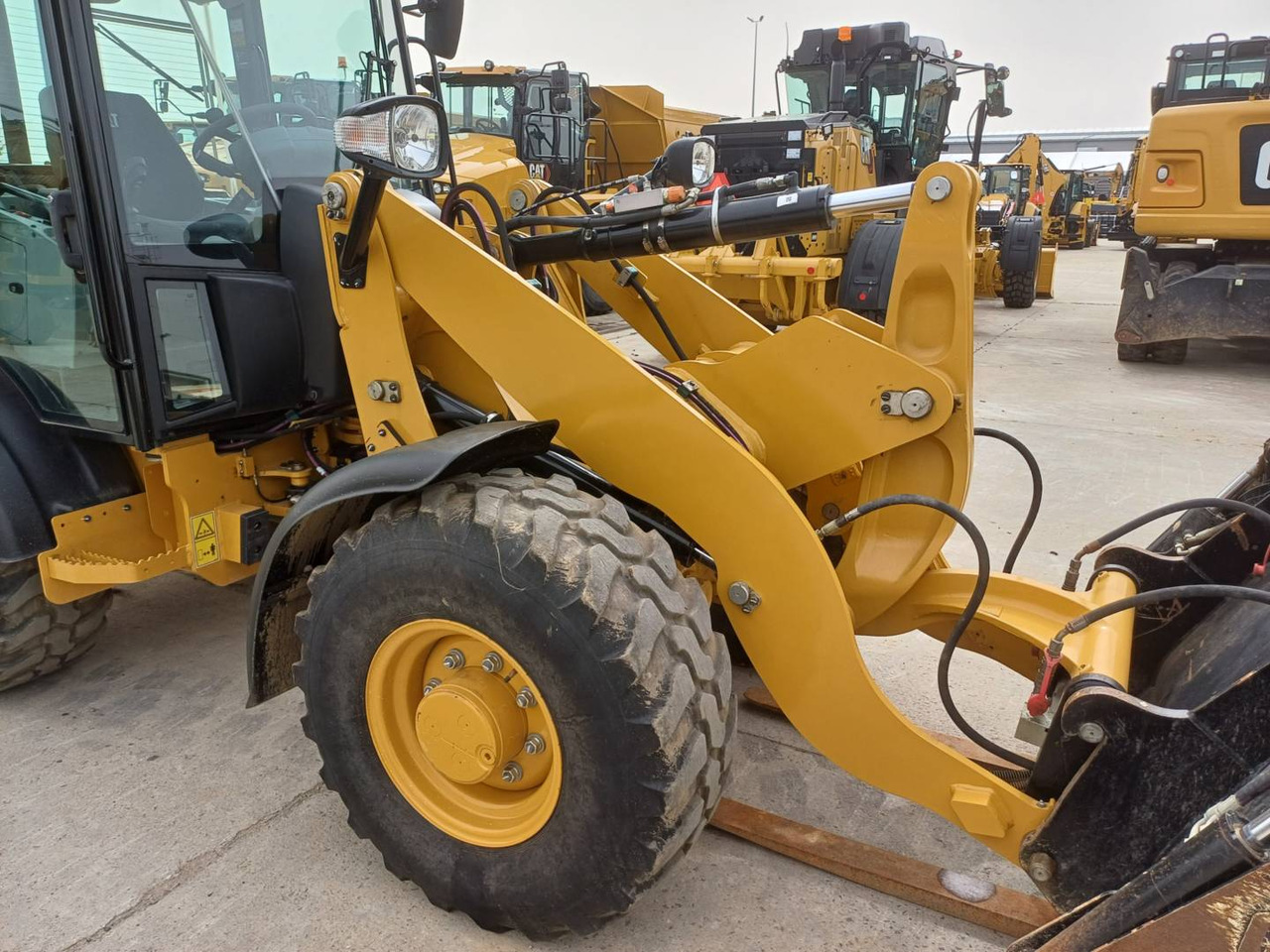 Wiellader CAT 906M