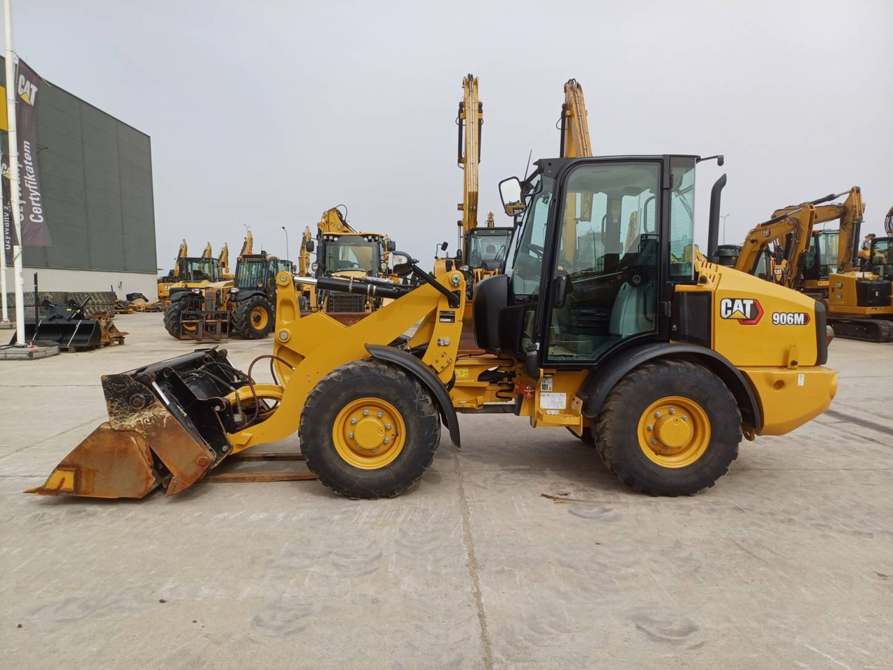 Wiellader CAT 906M