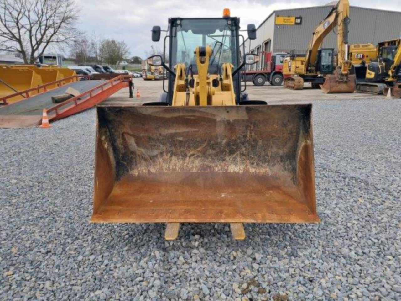 Wiellader CAT 906M