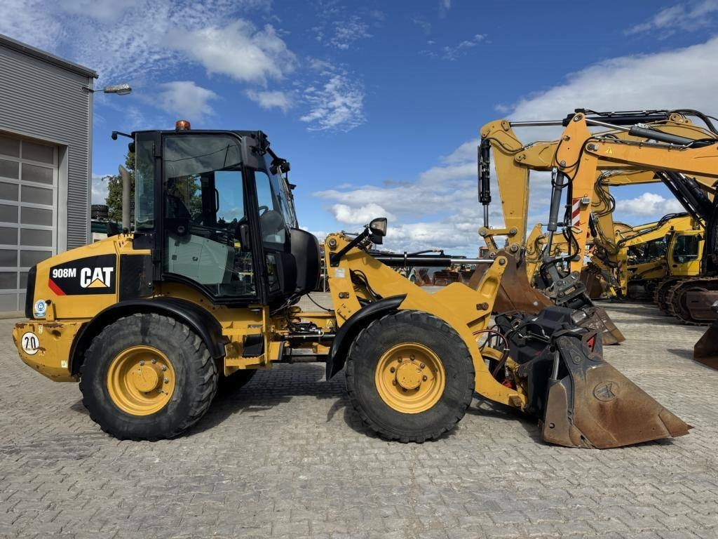 Wiellader CAT 908M mit Klappschaufe und Palletengabeln