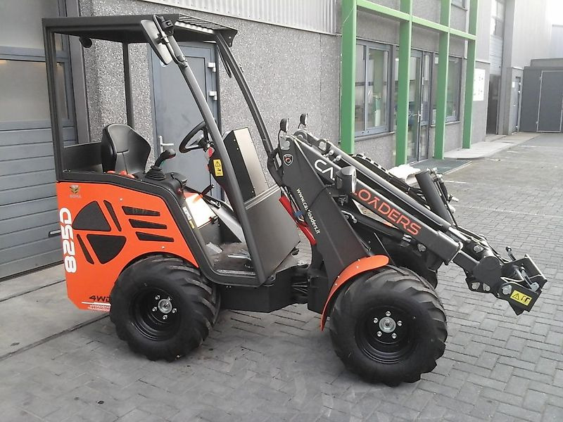 Wiellader Cast 825D