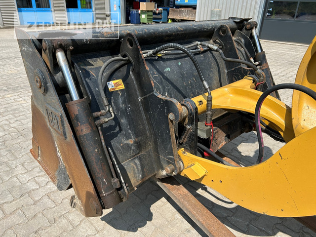 Wiellader Cat 906M