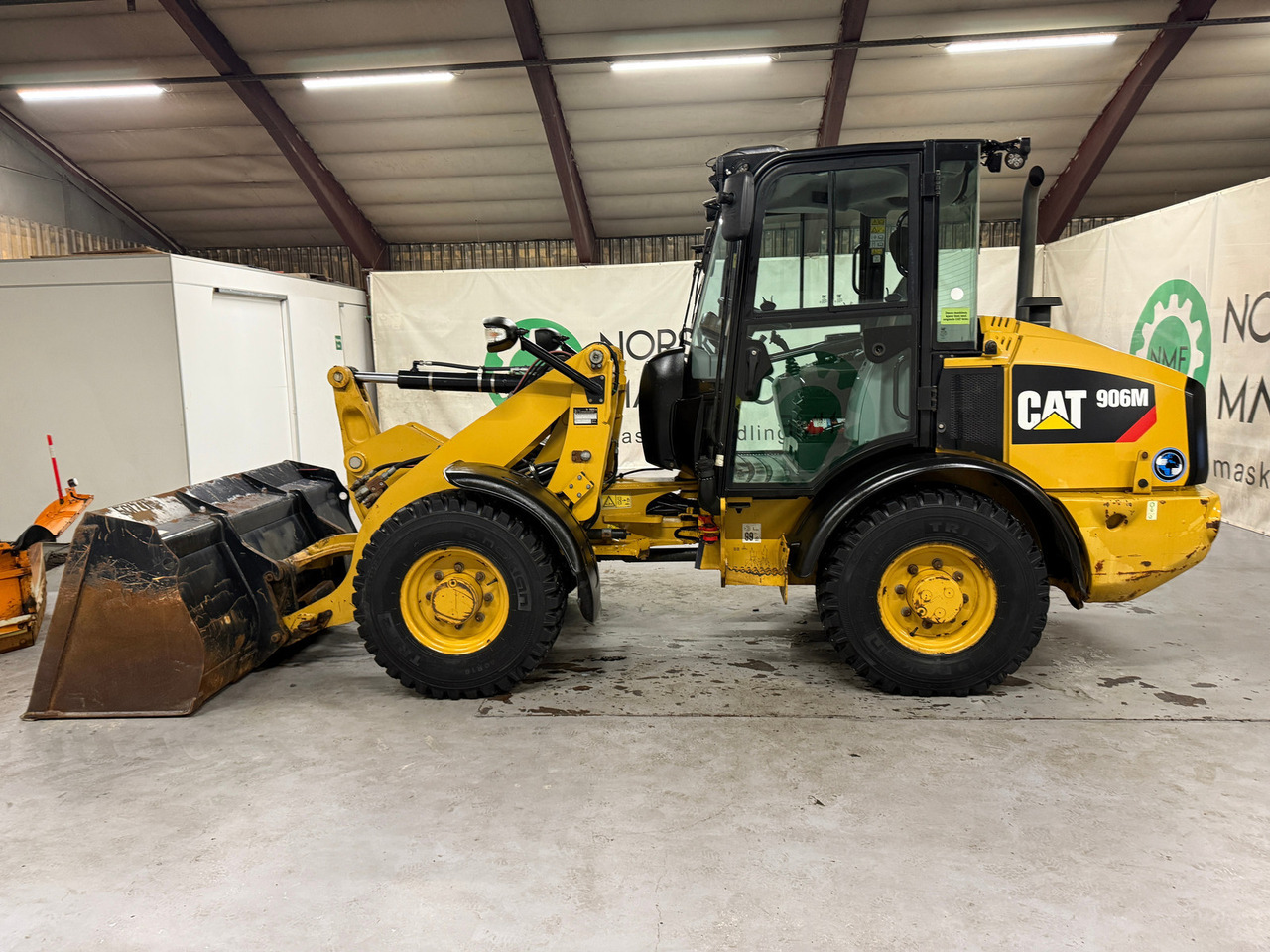 Wiellader Cat 906M High Flow, 40 km/t med skuff og plog # TIL LEIE#