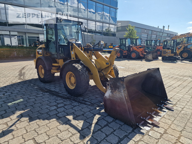 Wiellader Cat 908M