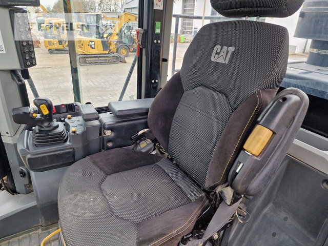 Wiellader Cat 966M