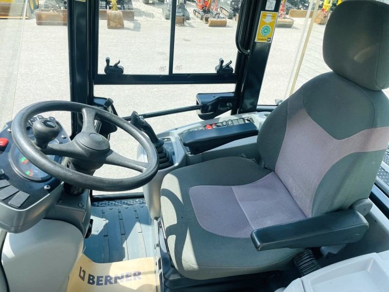 Wiellader Caterpillar 908M (3637)