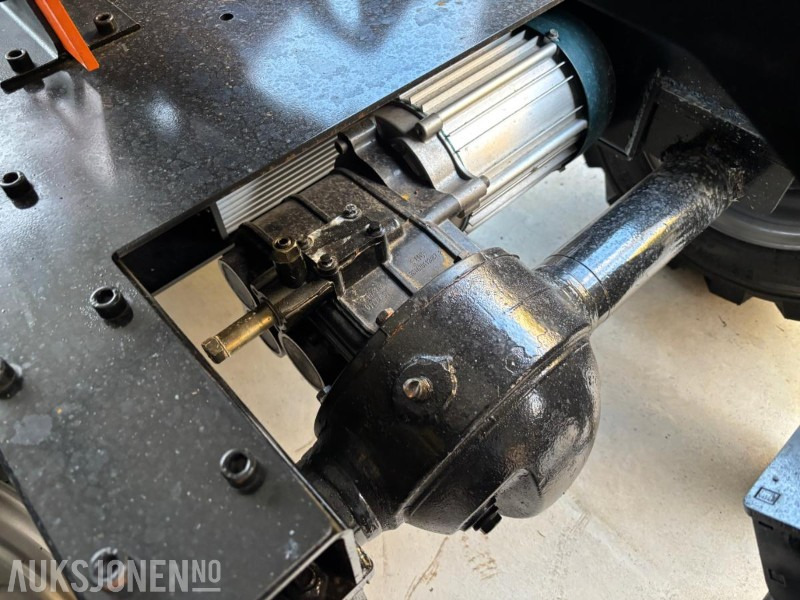 Wiellader ELEKTRISK HJULLASTER. 1T LØFTEKAPASITET. MANUEL OG RADIOSTYRT