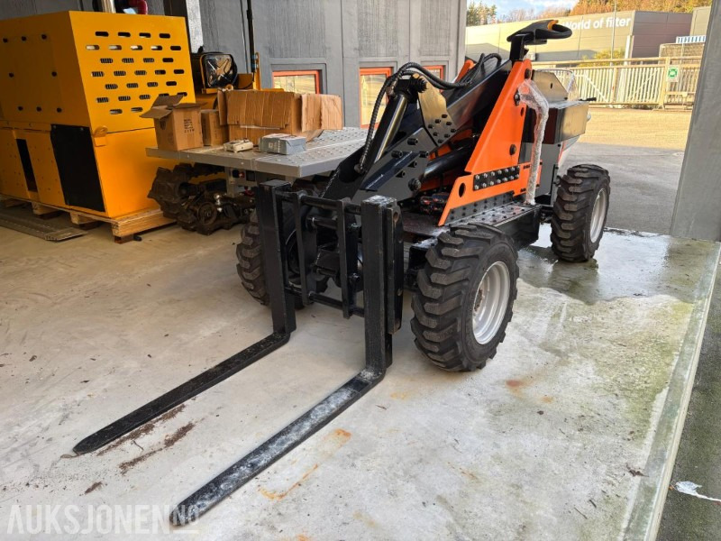 Wiellader ELEKTRISK HJULLASTER. 1T LØFTEKAPASITET. MANUEL OG RADIOSTYRT