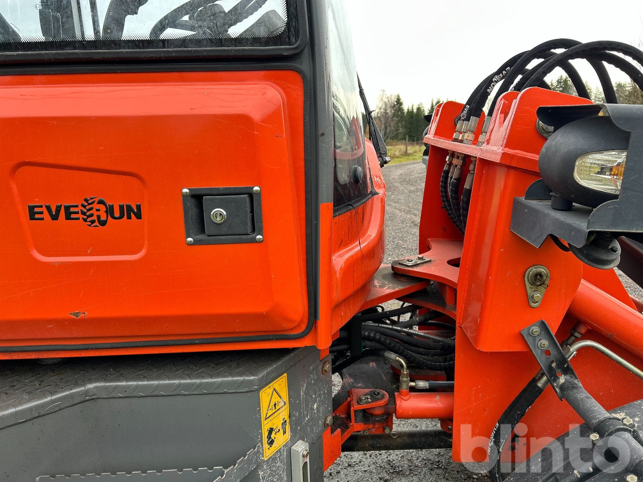 Wiellader Everun ER12 med gafflar och planeringskopa