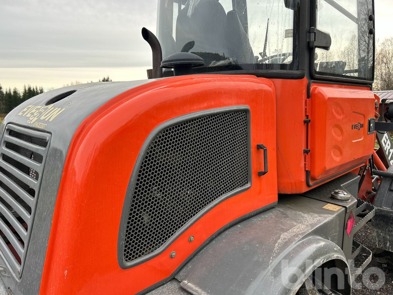 Wiellader Everun ER12 med gafflar och planeringskopa