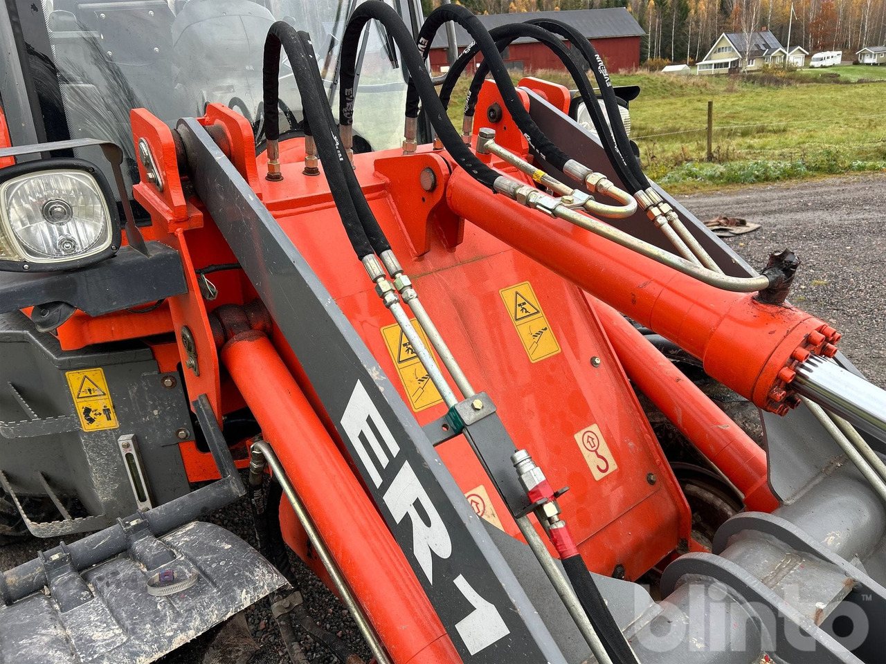 Wiellader Everun ER12 med gafflar och planeringskopa